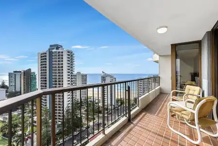 Surfers Century Oceanside Apartments - 32