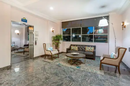 Days Inn by Wyndham Santa Monica - 10