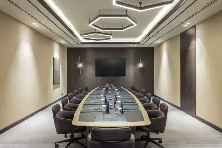 DoubleTree by Hilton - 21