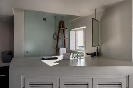 West East Suites - 82