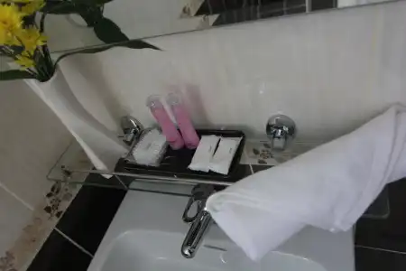 Gold Airport Suites - 10