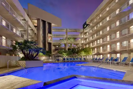 DoubleTree Suites by Hilton Phoenix - 40