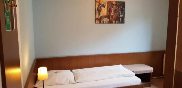 & Restaurant Lindengarten - 36