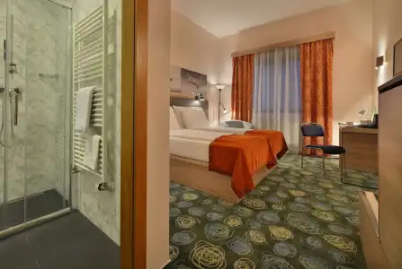 Ramada by Wyndham Airport - 3