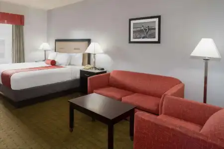 Days Inn & Suites by Wyndham Lakeland - 99