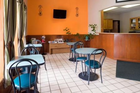 Super 8 by Wyndham Omaha NE - 9