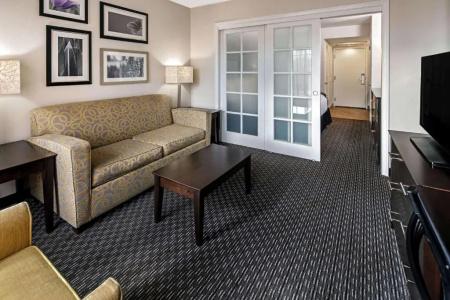 La Quinta Inn & Suites by Wyndham Anaheim - 25
