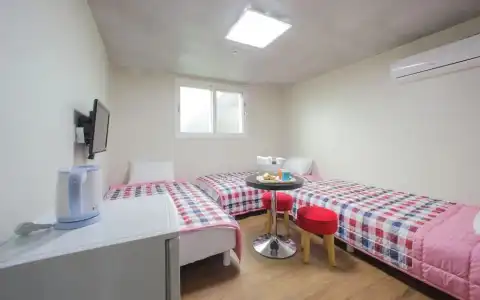 KW Hongdae Line Hostel - 36