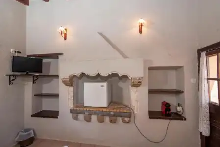 Goulas Traditional Guesthouse - 11