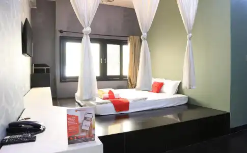 Rita near Tan Son Nhat Airport - 5