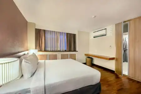 Bandara Silom Suites - 60
