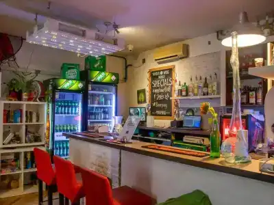 Whole Wide World Hostel & Bar - 49