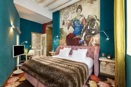 Hôtel du Petit Moulin, Haute Couture by Lacroix - 66