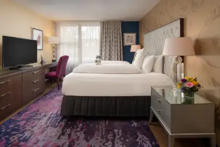 Staypineapple, Rose, Downtown Portland - 2