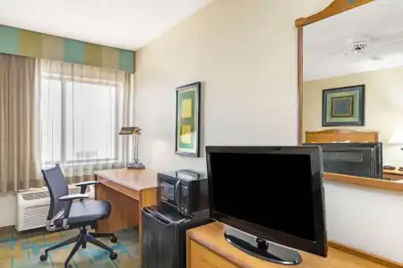 La Quinta Inn & Suites by Wyndham El Paso East - 27