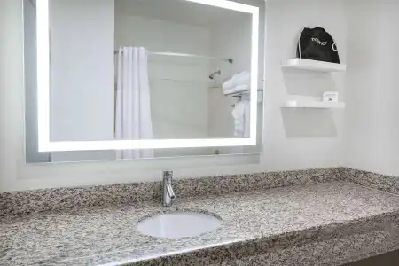 Ramada by Wyndham Bakersfield North - 8