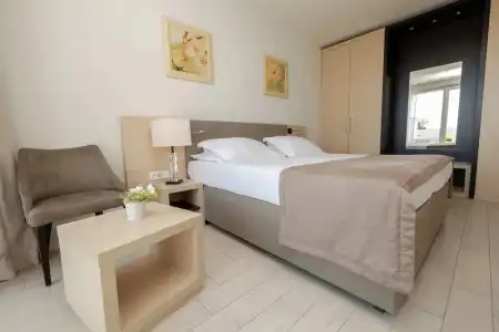 Romana Beach Apartments - 17