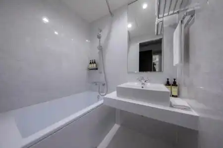 Unwind & Bar - 24
