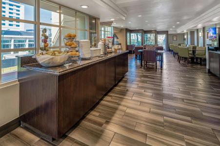 La Quinta Inn & Suites by Wyndham Anaheim - 16