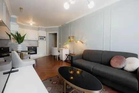 Queen's Court & Residence - 200