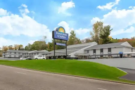 Days Inn & Suites by Wyndham Wisconsin Dells - 18