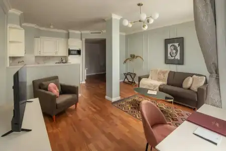 Queen's Court & Residence - 234