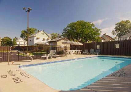 Travelodge by Wyndham Niagara Falls at the Falls - 13