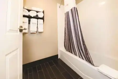 La Quinta Inn by Wyndham Sandusky near Cedar Point - 31