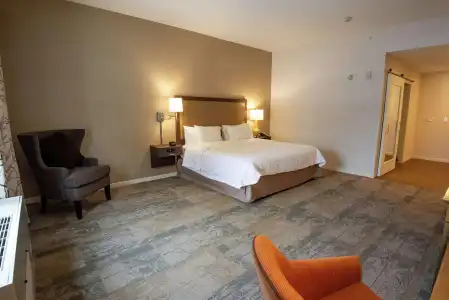 Hampton Inn and Suites Manchester - 41