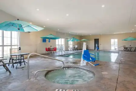 Comfort Suites University - 17