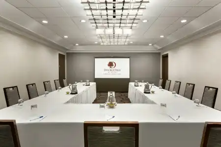 DoubleTree by Hilton Toronto Airport West - 11