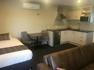 Ellerslie Palms Motel - 51