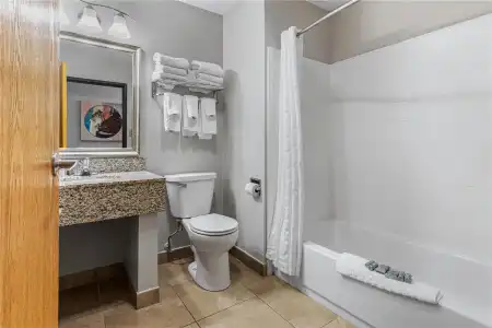 Best Western Ambassador Inn & Suites - 41