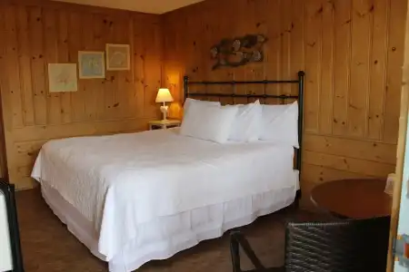Town & Beach Motel - 9