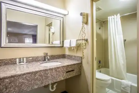 Quality Inn Bowling Green South - 24