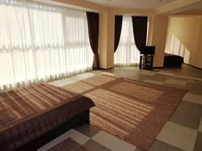 Mark Plaza - 3