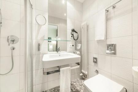 Garner Berlin - Checkpoint Charlie by IHG - 11