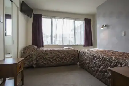 Commodore Motels - 5