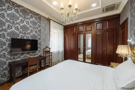 Monday Royal Apart - 232