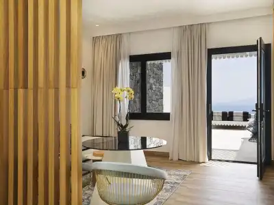 Cresanto Luxury Suites - 6