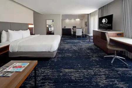 DoubleTree by Hilton Bakersfield - 3