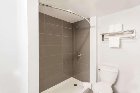 Howard Johnson by Wyndham San Diego Circle - 6