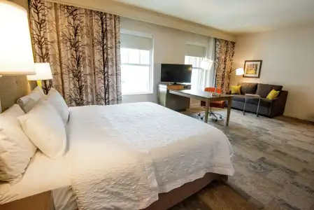 Hampton Inn and Suites Manchester - 2