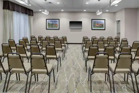 Hampton Inn and Suites Manchester - 12
