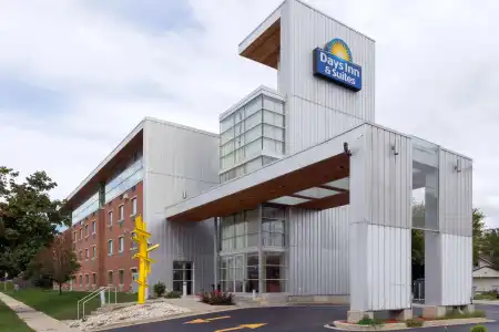 Days Inn & Suites by Wyndham Milwaukee - 0