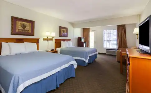 Days Inn by Wyndham Bakersfield - 1