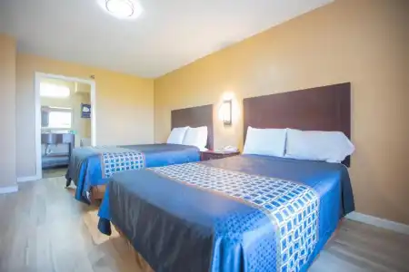 The Crossroads & Suites - 30