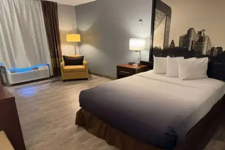 Super 8 by Wyndham Bloomington/Airport - 5