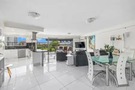 Gemini Court Holiday Apartments - 468