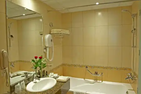 Golden Tulip Sharjah Apartments - 9